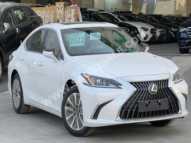 2022 لكزس إي إس 250