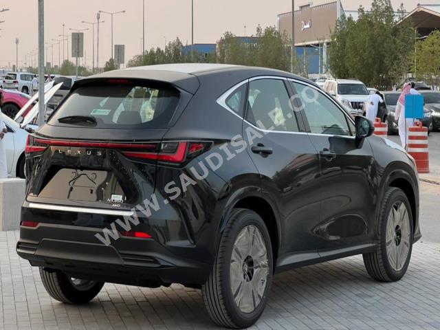 2022 لكزس إن إكس 350