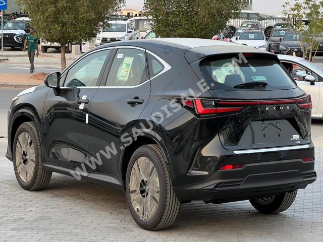 2022 لكزس إن إكس 350