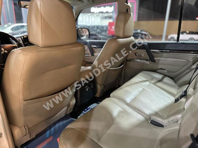 2016 متسوبيشي باجيرو