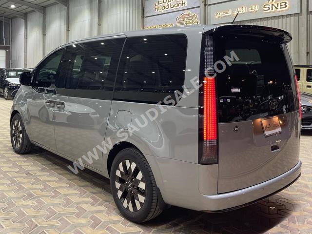 2024 هيونداي ستاريا