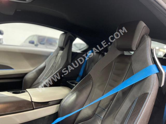 2015 بي ام دبليو 8 أي