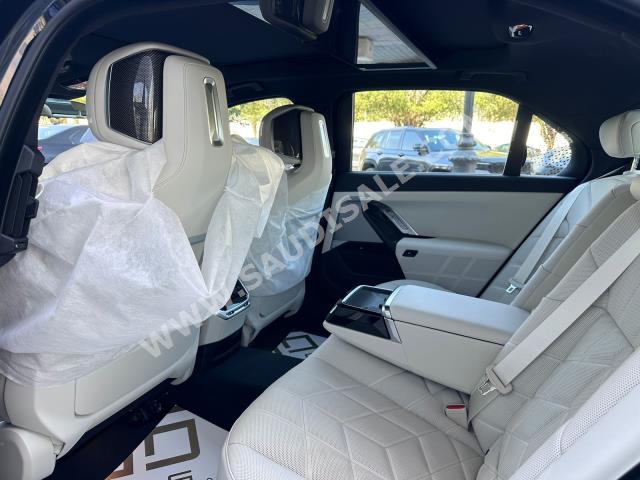 2024 بي ام دبليو الفئة السابعة 735أي