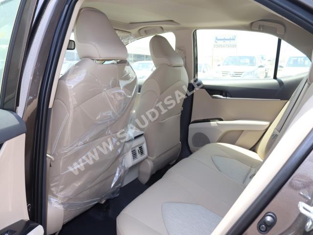 2020 تويوتا كامري جي ال اي