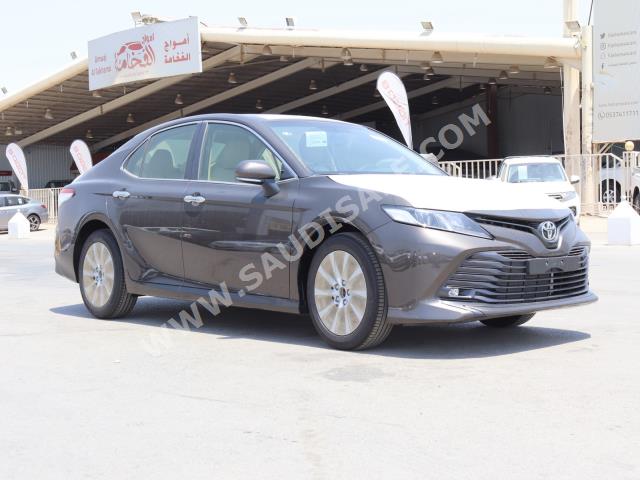 2020 تويوتا كامري جي ال اي