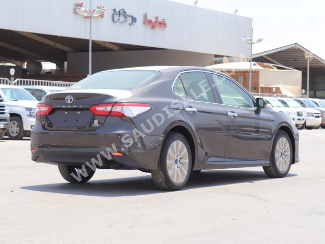 2020 تويوتا كامري جي ال اي