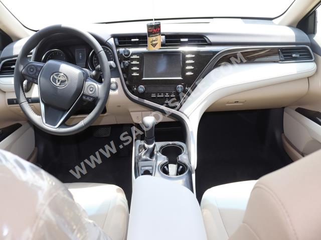 2020 تويوتا كامري جي ال اي