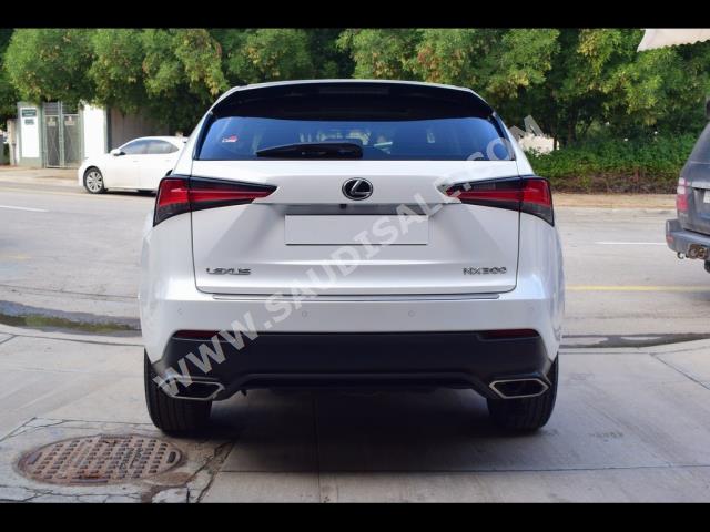 2020 لكزس إن إكس 300