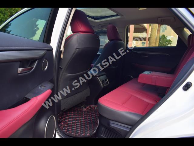 2020 لكزس إن إكس 300