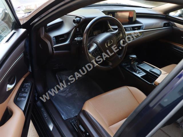 2021 لكزس إي إس 250