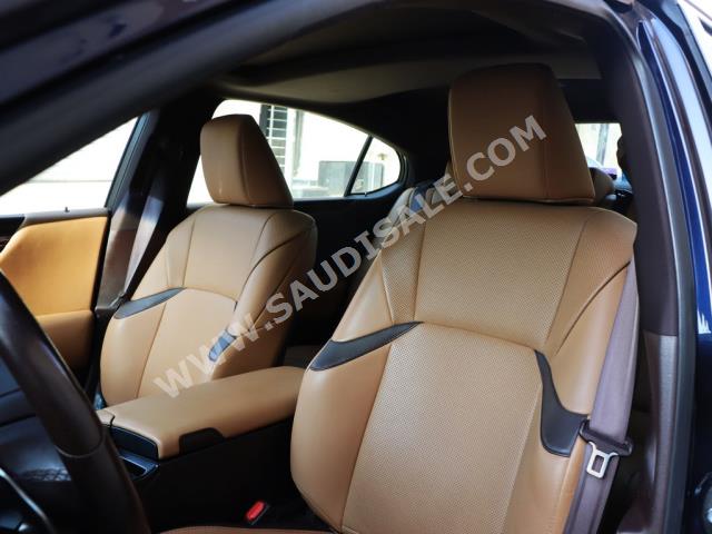 2021 لكزس إي إس 250