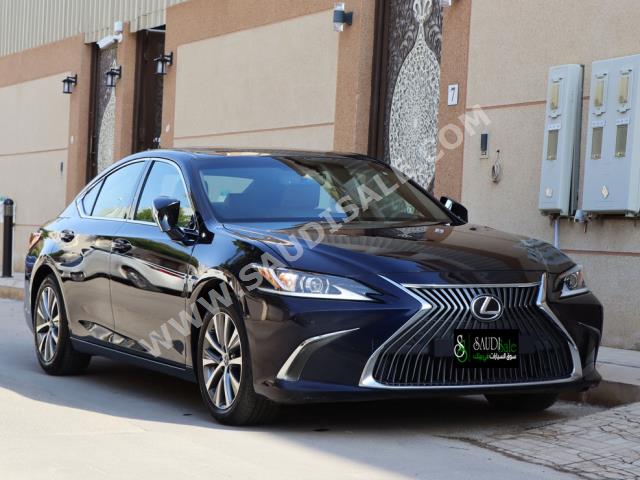 2021 لكزس إي إس 250