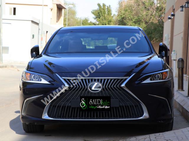 2021 لكزس إي إس 250