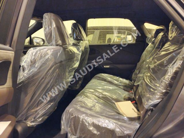 2024 لكزس أر إكس 350