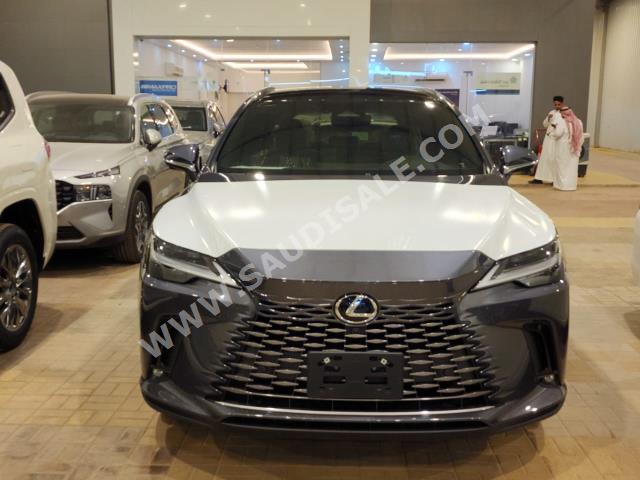 2024 لكزس أر إكس 350