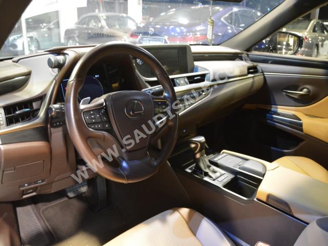 2020 لكزس إي إس 250