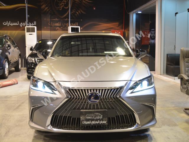 2020 لكزس إي إس 250