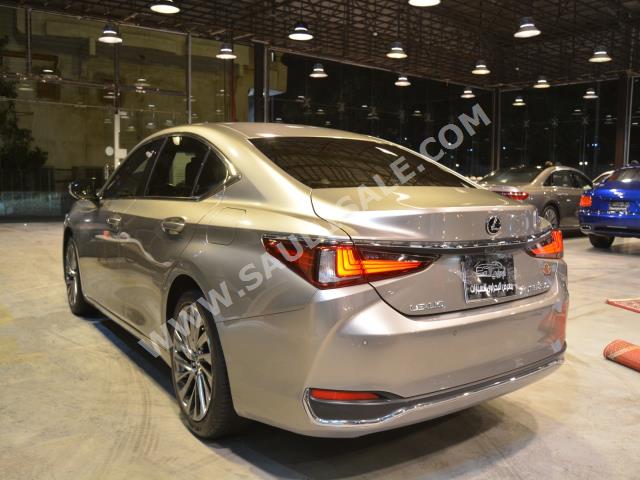 2020 لكزس إي إس 250