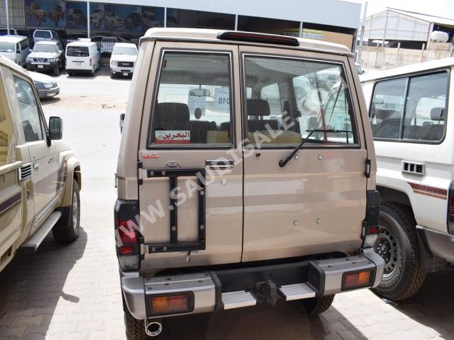 2018 تويوتا لاند كروزر ربع