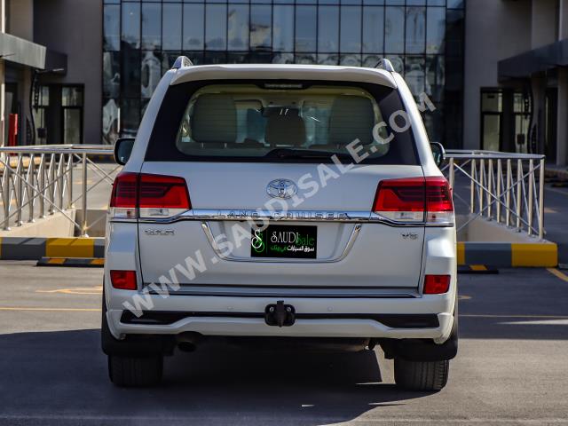 2016 تويوتا لاند كروزر جي اكس ار