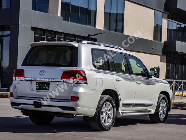 2016 تويوتا لاند كروزر جي اكس ار