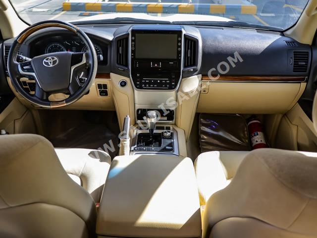 2016 تويوتا لاند كروزر جي اكس ار