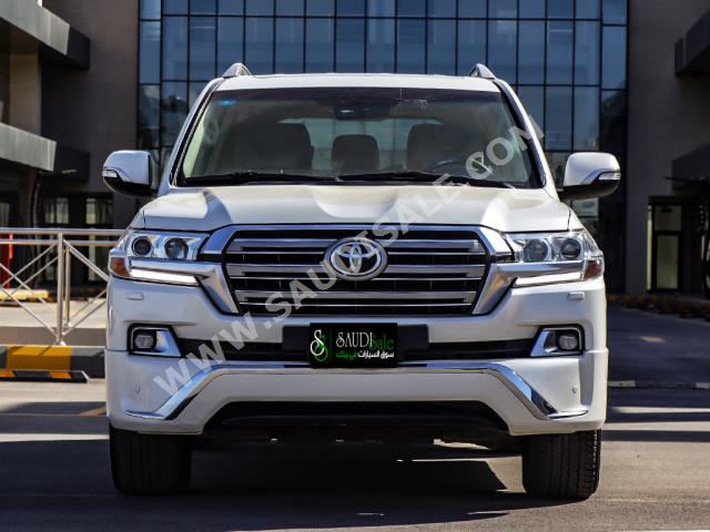 2016 تويوتا لاند كروزر جي اكس ار