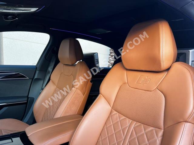 2022 اودي اي 8 ال اس لاين