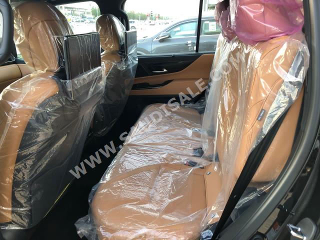 2024 لكزس إل إكس 600