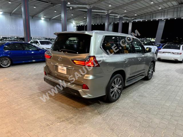 2018 لكزس إل إكس 570