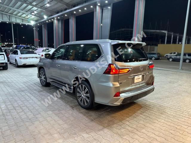 2018 لكزس إل إكس 570