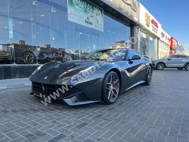 2014 فيراري اف 12