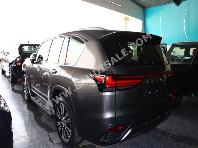 2022 لكزس إل إكس 600