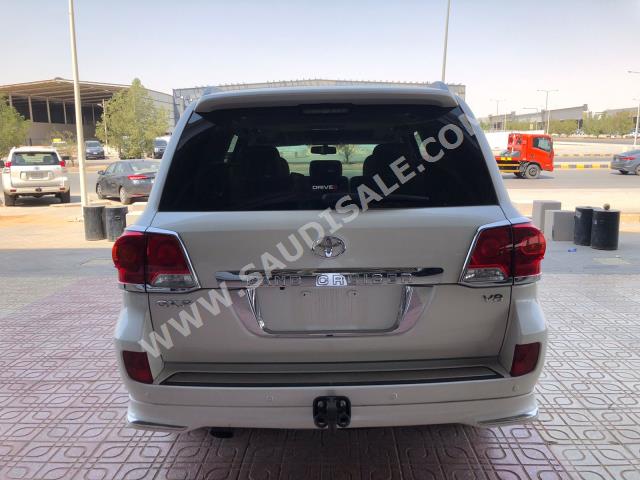 2015 تويوتا لاند كروزر جي اكس ار