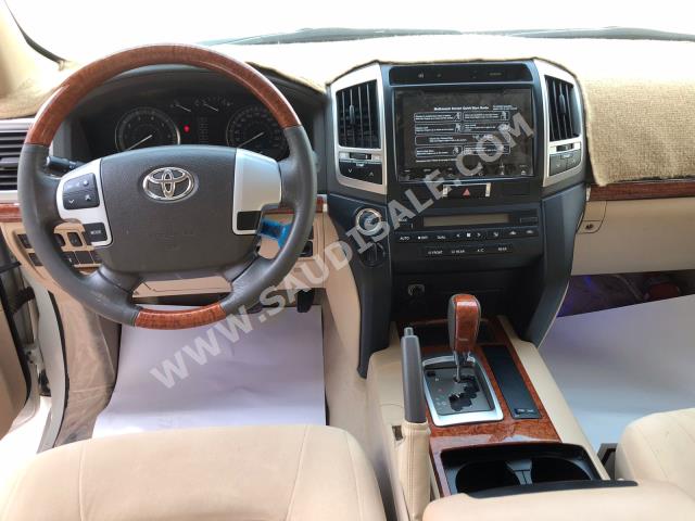 2015 تويوتا لاند كروزر جي اكس ار