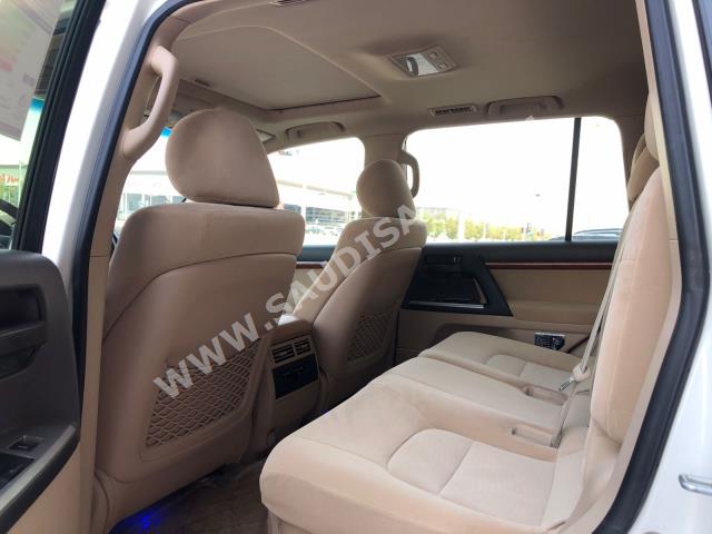 2015 تويوتا لاند كروزر جي اكس ار