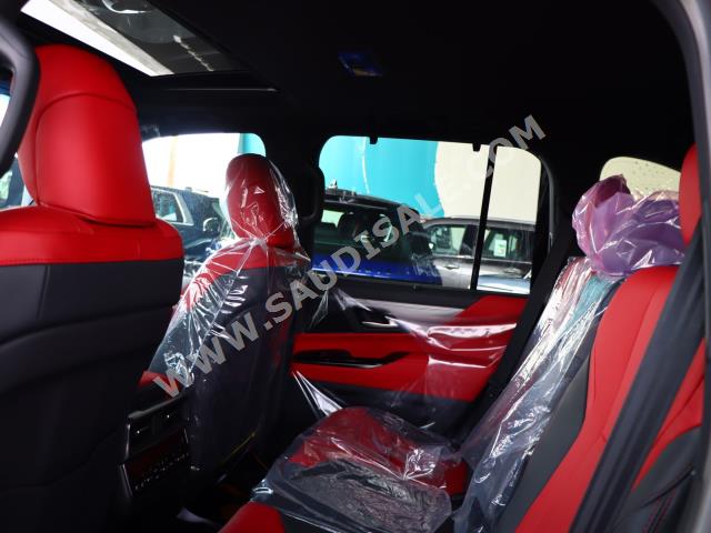 2022 لكزس إل إكس 600 إف