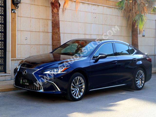 2019 لكزس إي إس 250