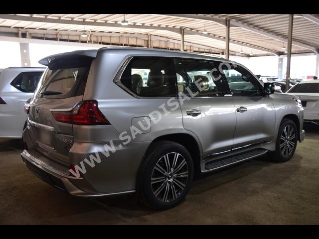 2019 لكزس إل إكس 570 اس