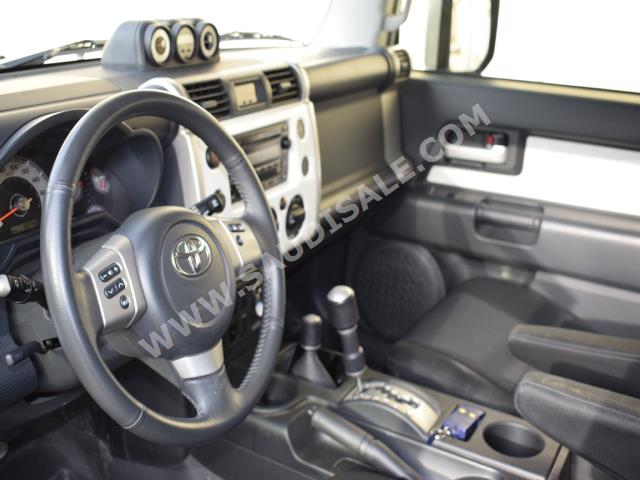 2016 تويوتا اف جي كروزر 1