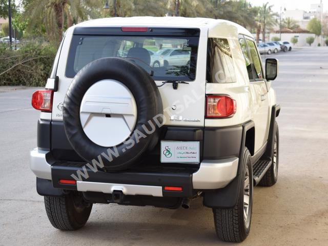 2016 تويوتا اف جي كروزر 1