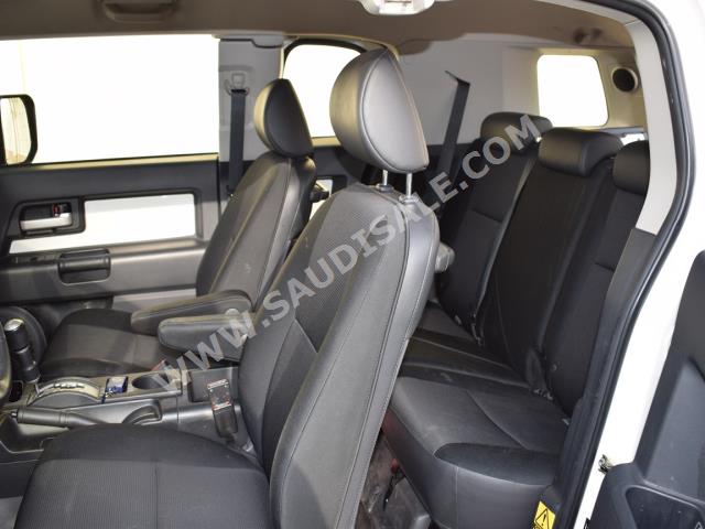 2016 تويوتا اف جي كروزر 1