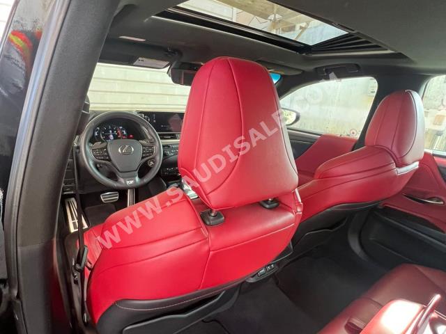 2019 لكزس إي إس 350