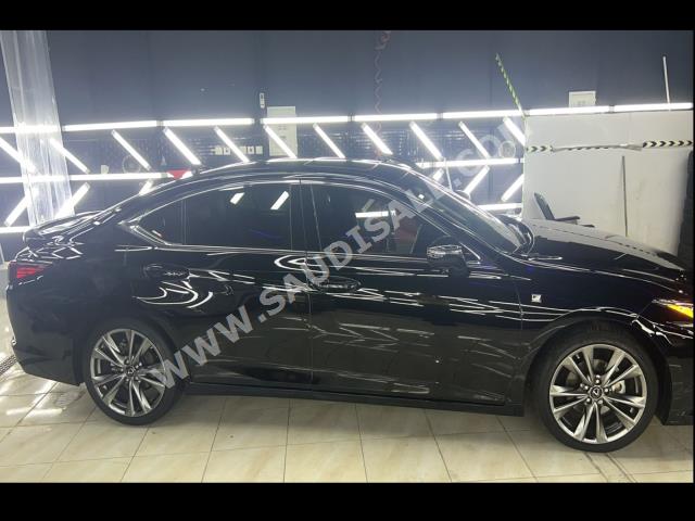 2019 لكزس إي إس 350