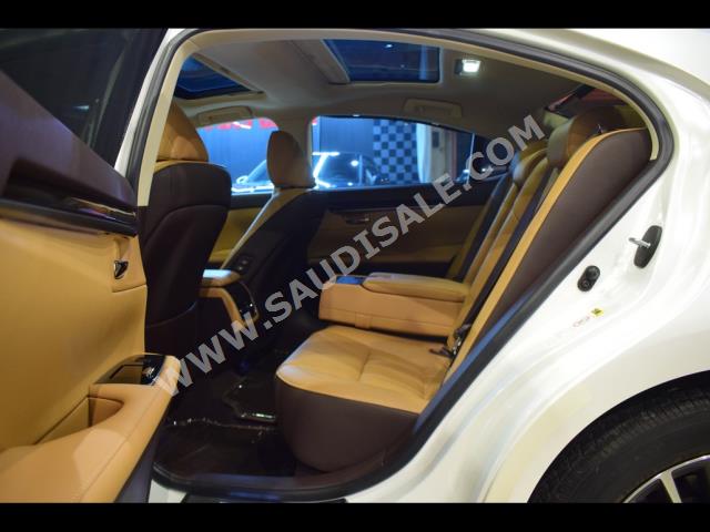 2018 لكزس إي إس 350