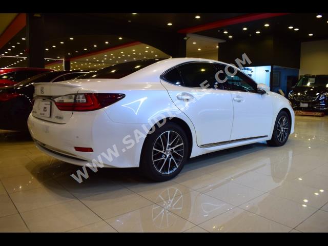 2018 لكزس إي إس 350