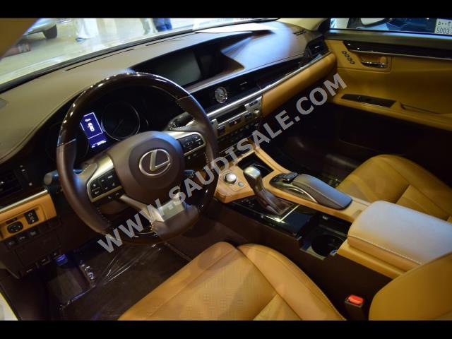 2018 لكزس إي إس 350