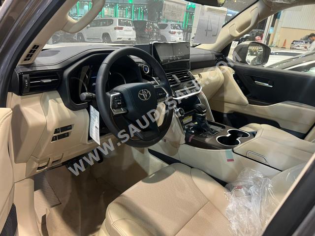 2024 تويوتا لاند كروزر جي اكس ار