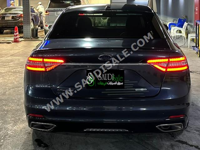 2021 فورد توروس تايتينيوم