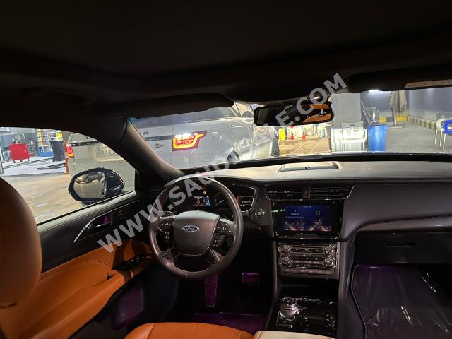 2021 فورد توروس تايتينيوم